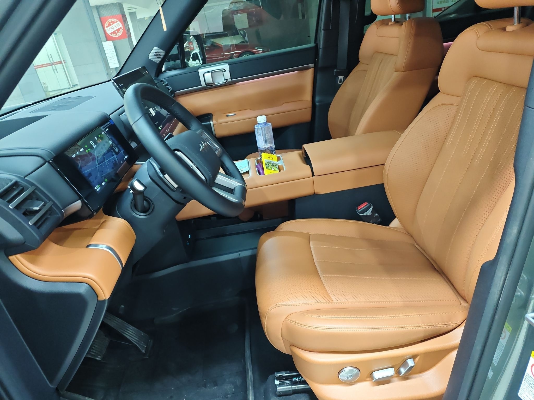 المقاعد الأمامية داخل السيارة