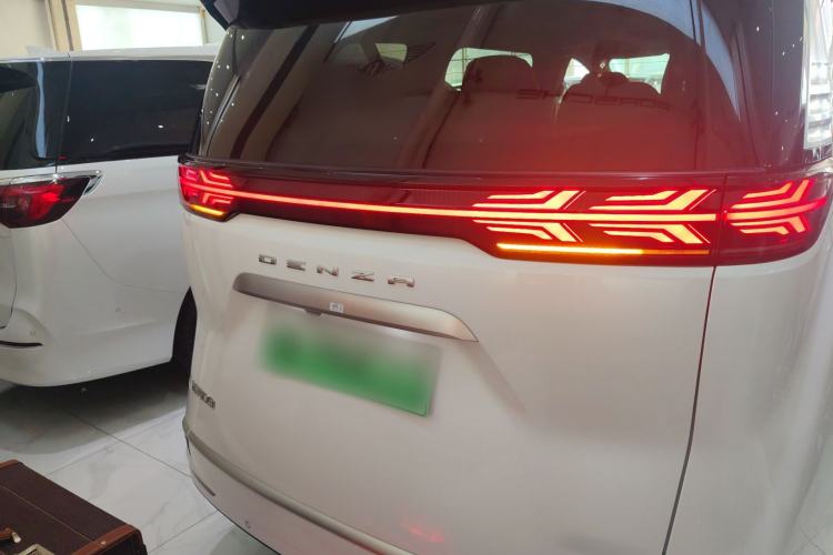 Used Denza D9 2022 DM-i 970 Four-Wheel Drive Prestige Model
