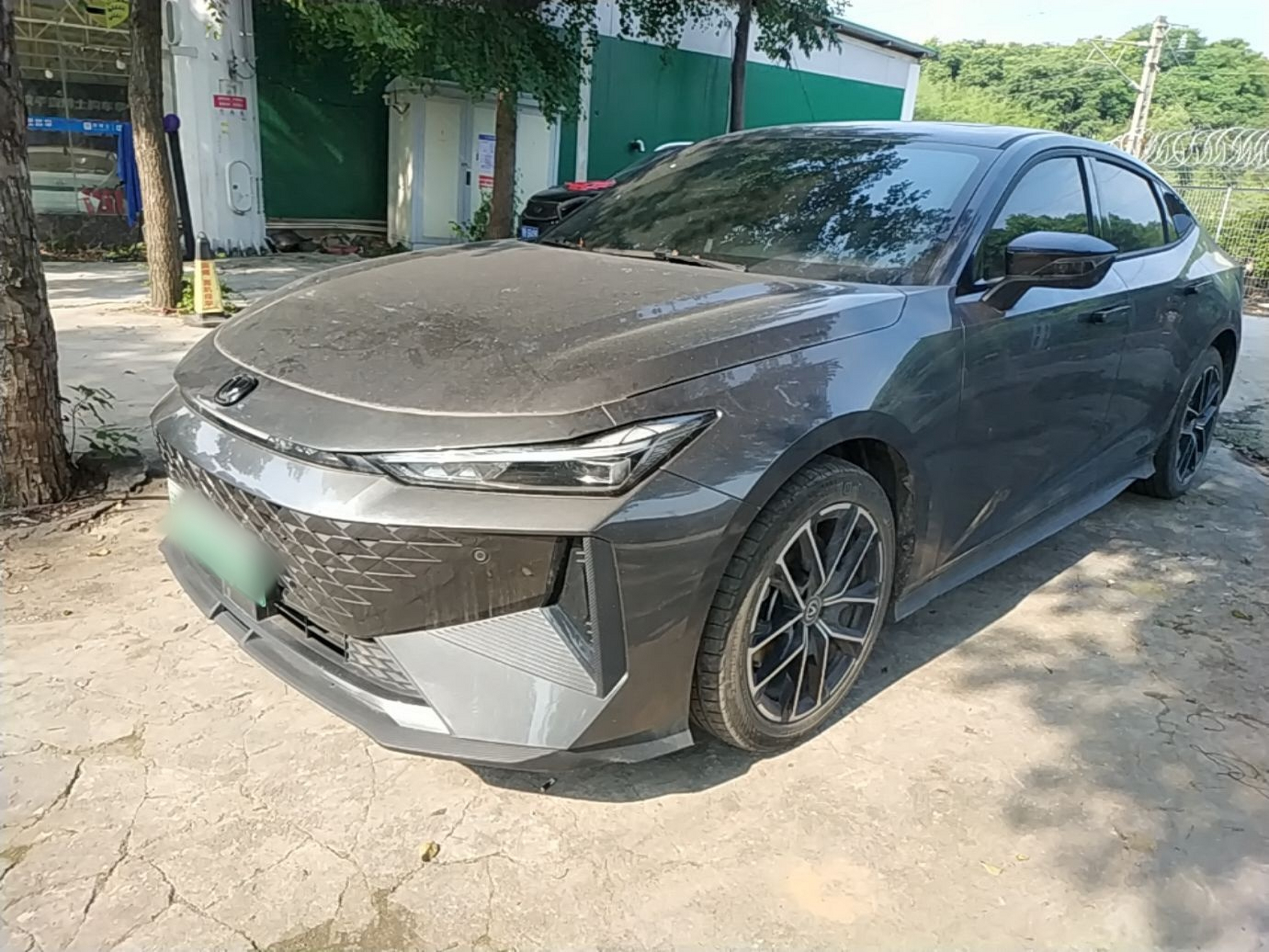 Под передней частью автомобиля
