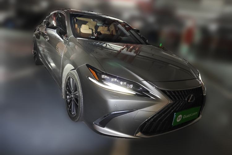 Used Lexus ES 2022 300h Deluxe Edition Front Right 45 Deg