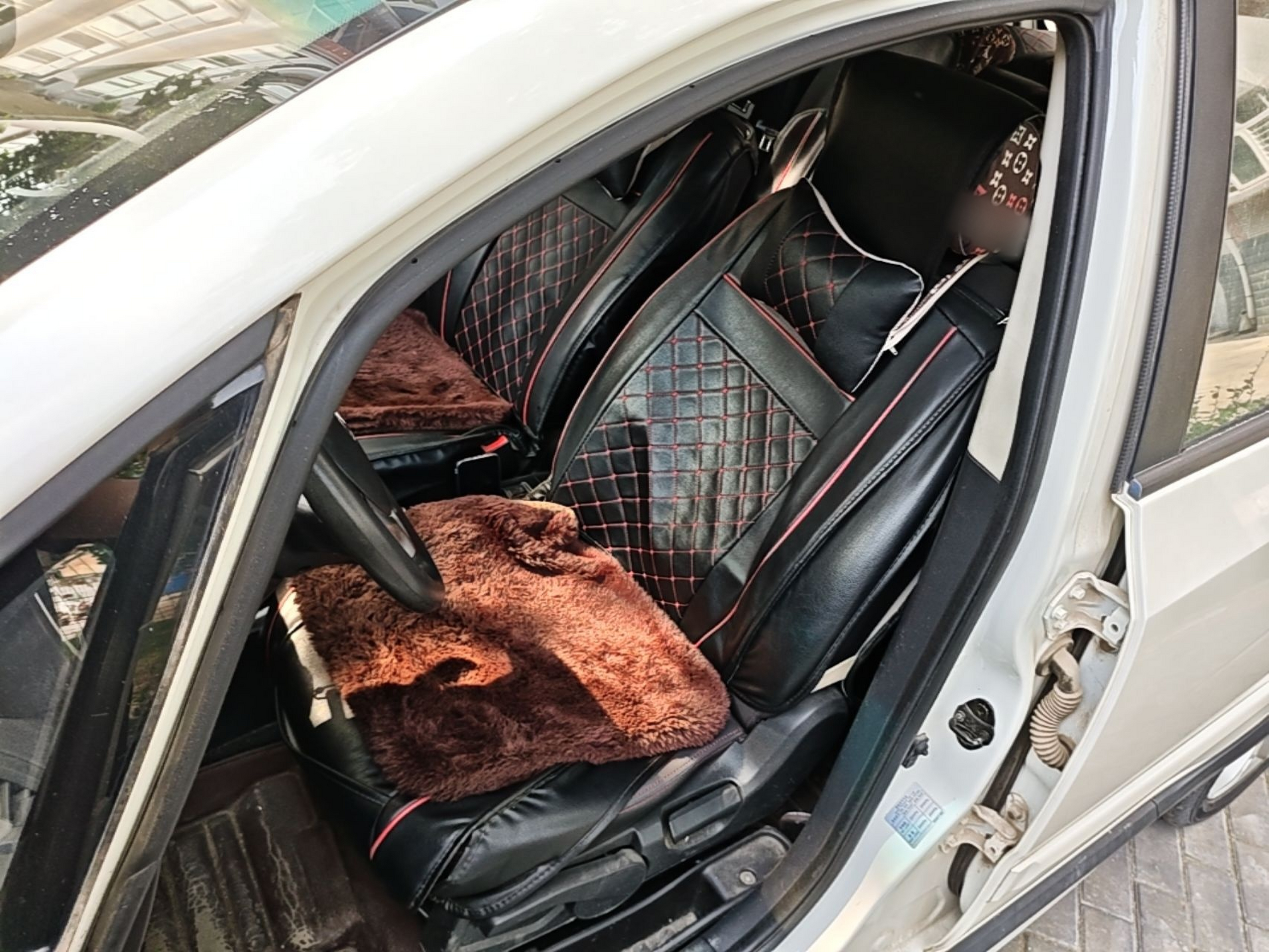 المقاعد الأمامية داخل السيارة