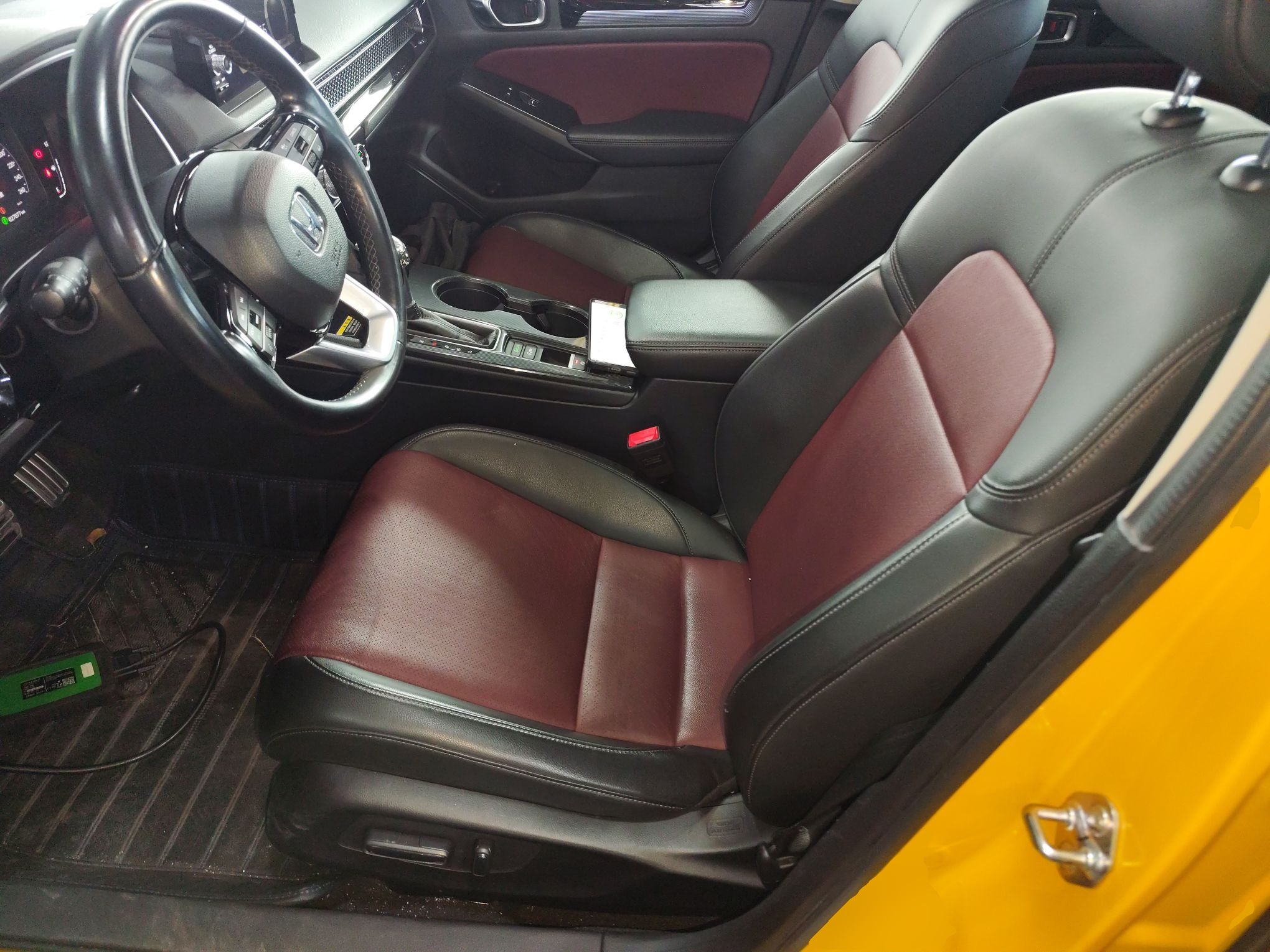 المقاعد الأمامية داخل السيارة