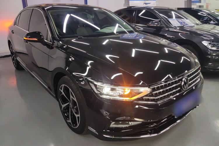 Used Volkswagen Magotan 2025 Zhongxiang Version 330TSI DSG Luxury Edition Front Right 45 Deg