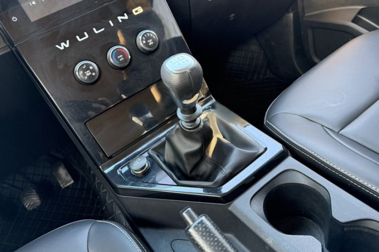 Used Wuling Hongguang PLUS 2019 1.5T Manual Luxury 7-Seater Interior 5