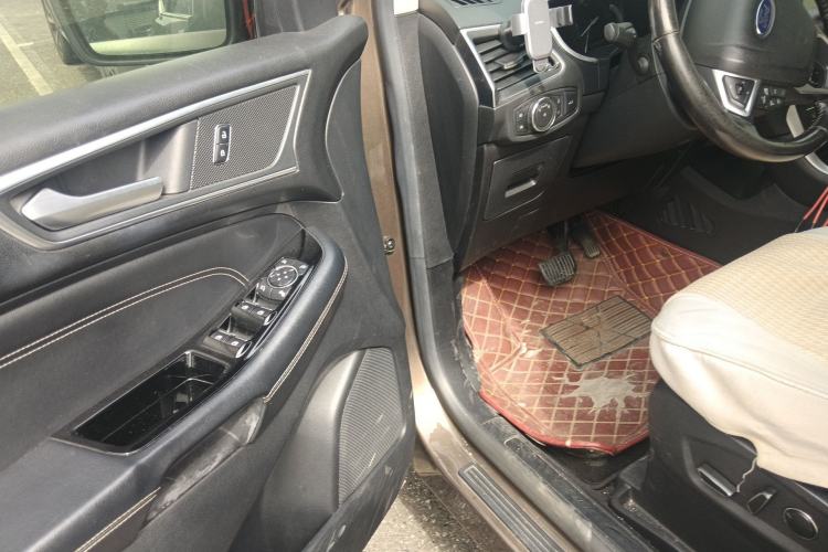 Used Ford Edge 2015 2.0T GTDi Two-Wheel-Drive High-Line Version
