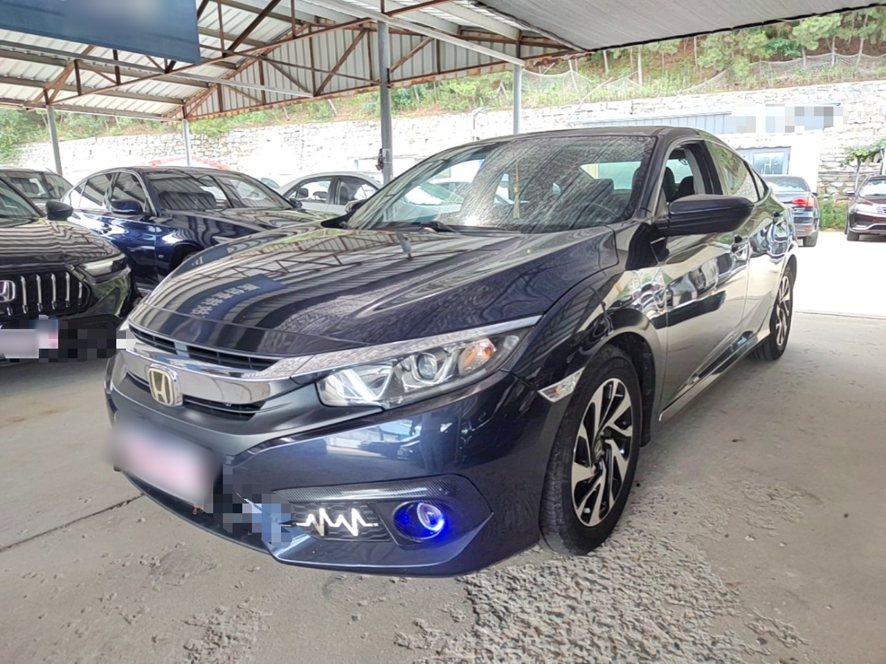 Под передней частью автомобиля