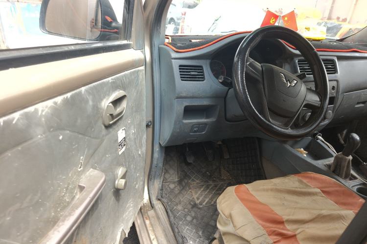 Used Wuling Rongguang V 2016 1.5L Practical Version Non-Power-Assisted Driver Seat