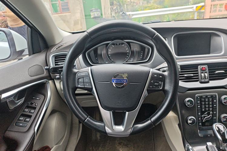 Used Volvo V40 2015 1.6T Zhiyi Edition
