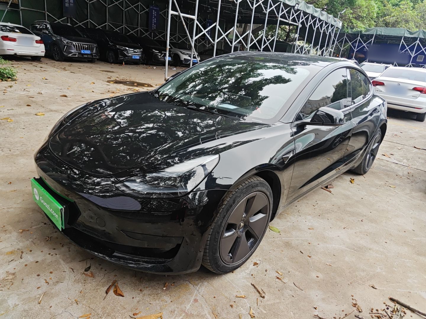 تحت مقدمة السيارة