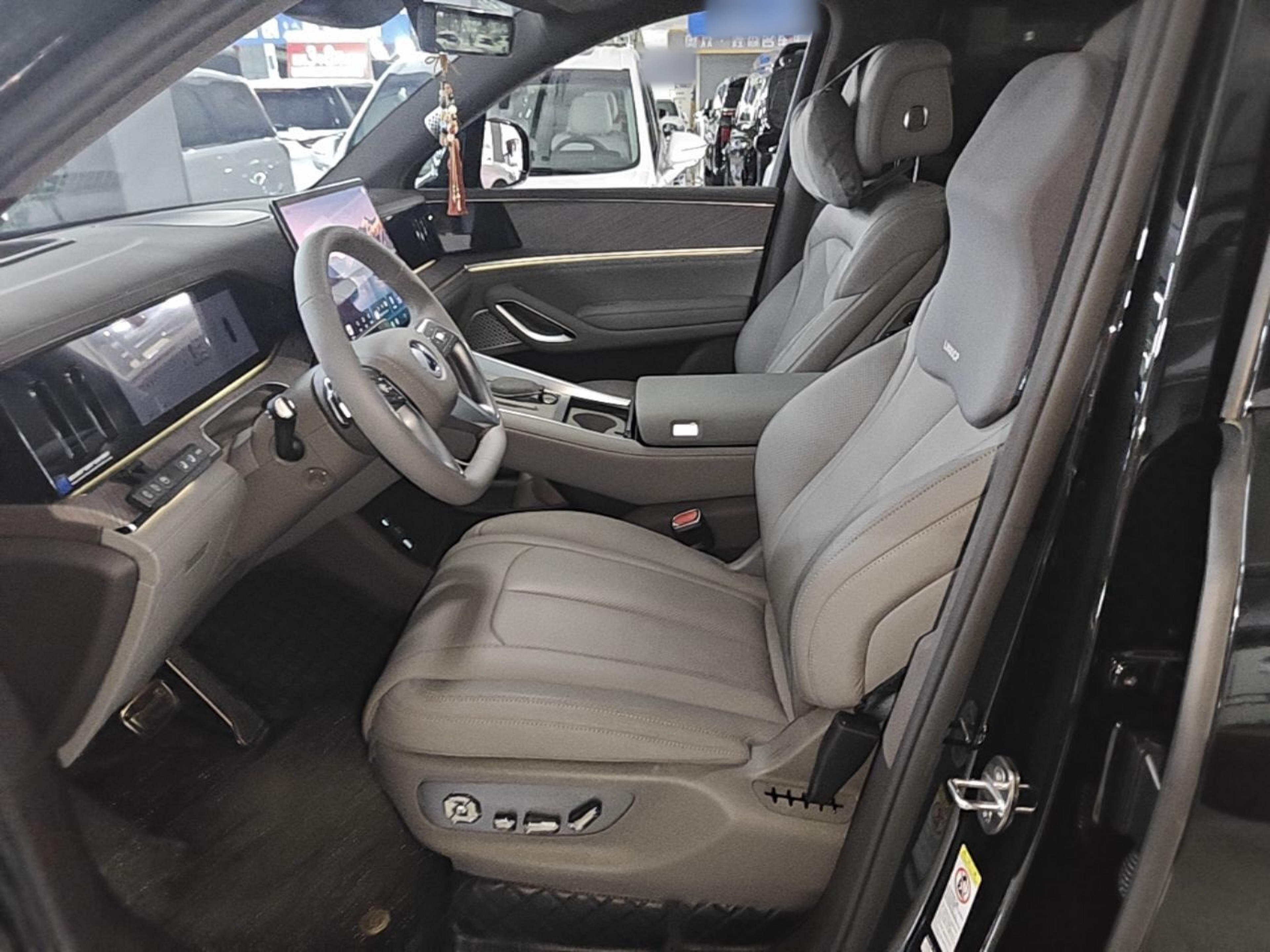 Переднее сиденье в автомобиле