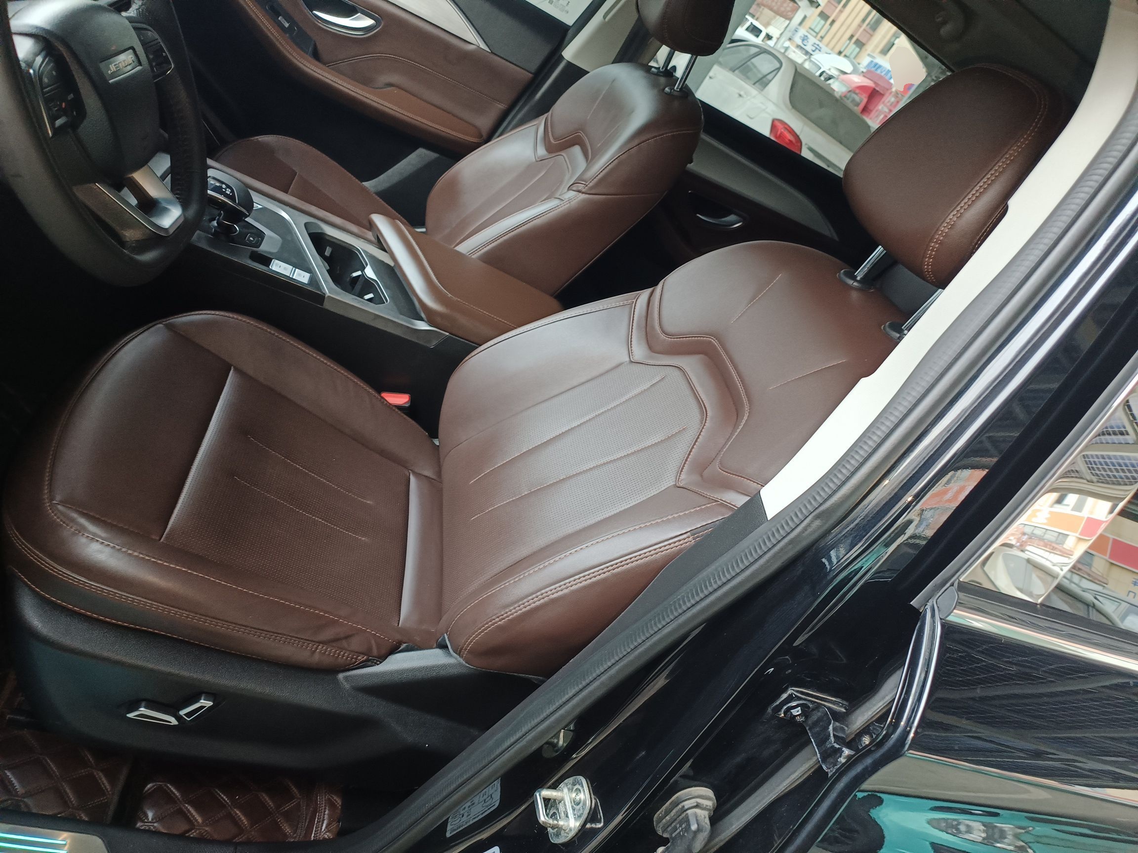 Переднее сиденье в автомобиле