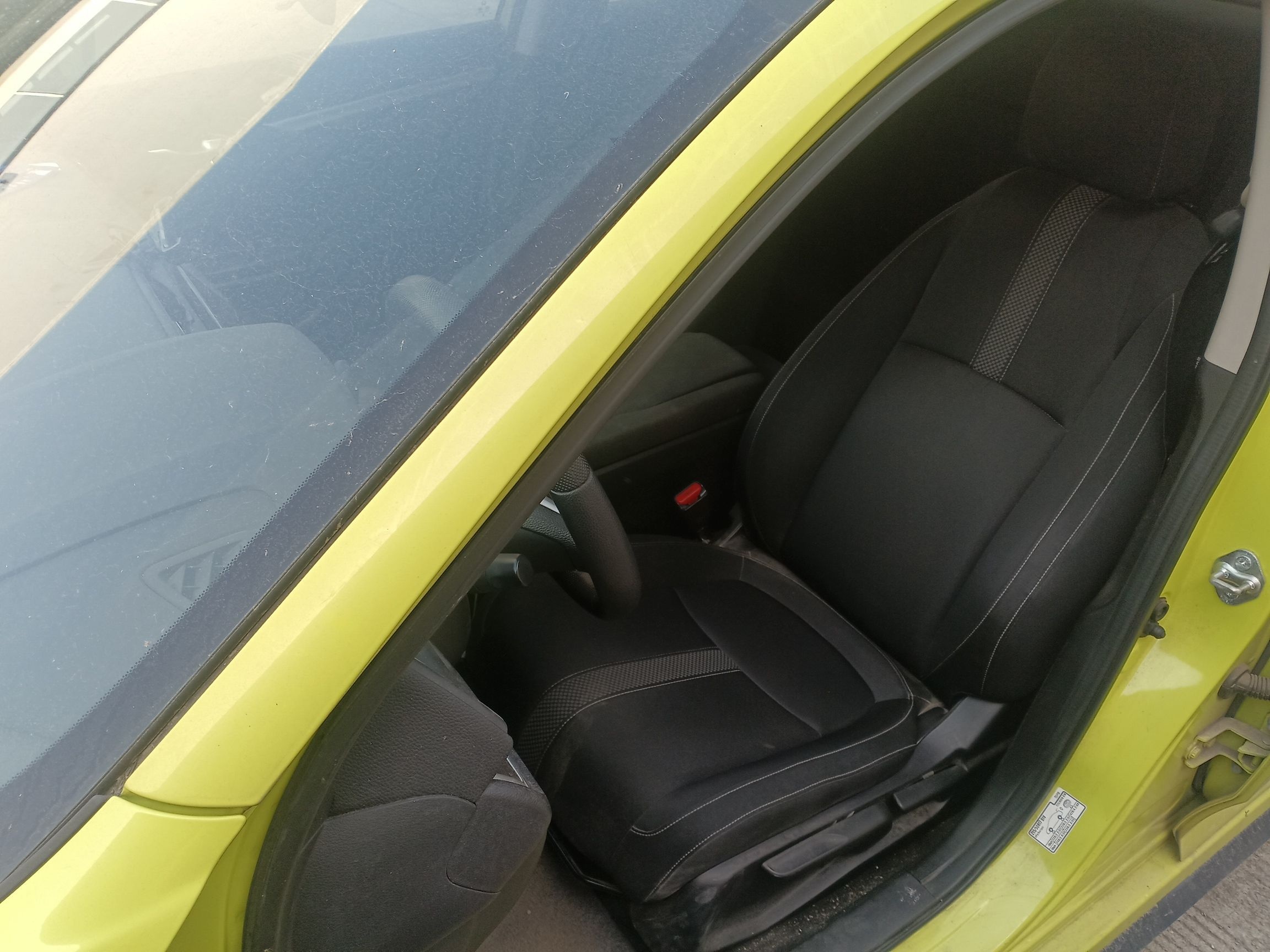 المقاعد الأمامية داخل السيارة