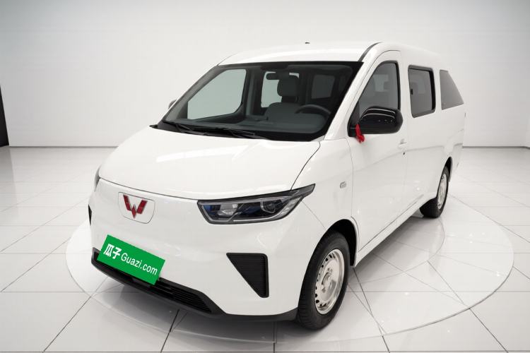 Used Wuling Yangguang 2024 300KM Comfort Version Passenger Van 75kW
