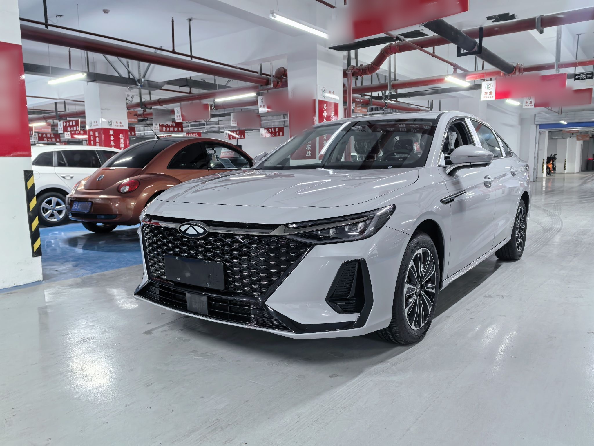 Под передней частью автомобиля