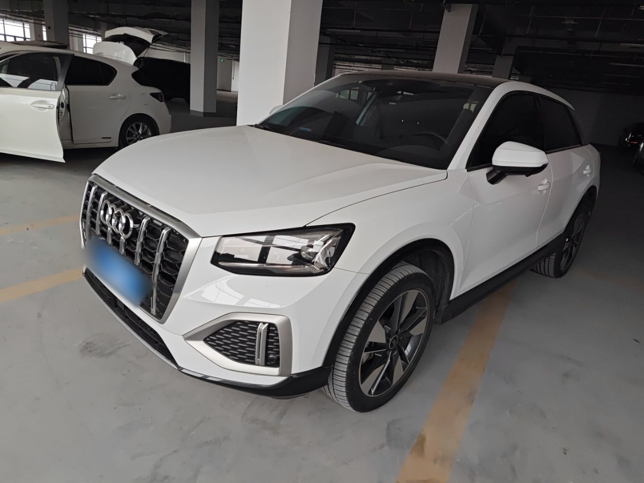 تحت مقدمة السيارة