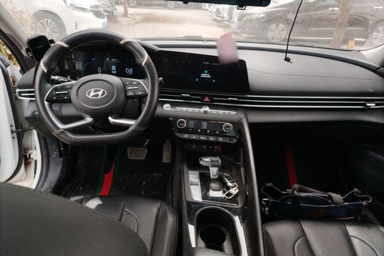 Used Hyundai Elantra 2023 1.5L CVT LUX Prestige Edition Center Console