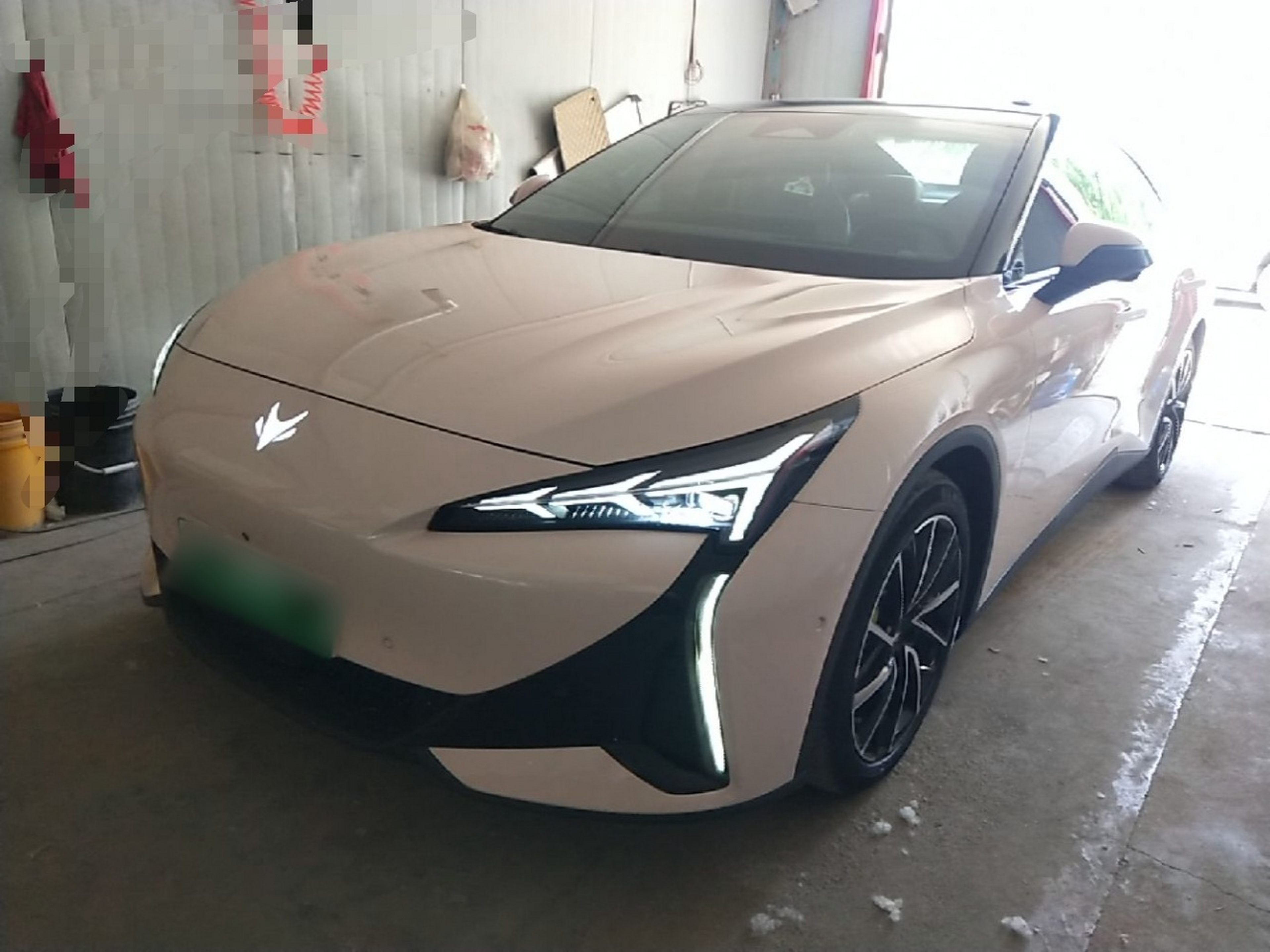 Под передней частью автомобиля