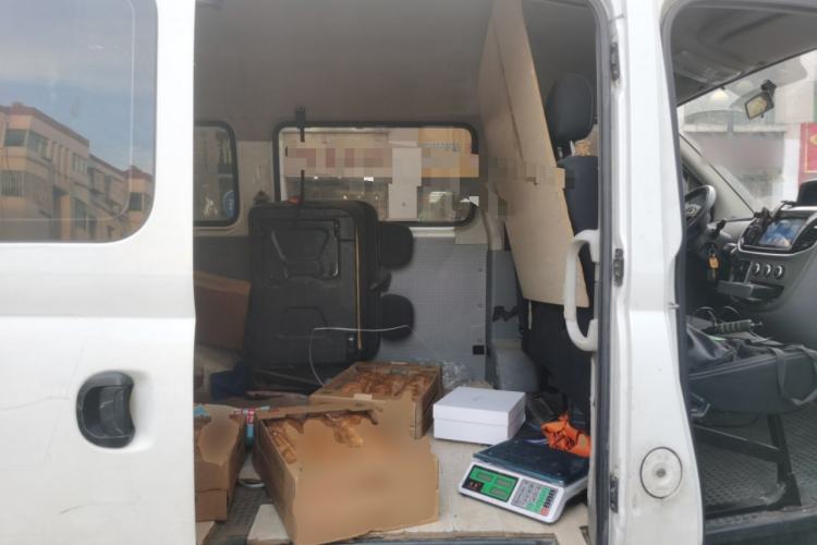 Used SAIC MAXUS Xintu V80 2019 2.5T Classic AMT Aoyuntong Facelifted Short-Wheelbase Mid-Roof 5/6-Seater Left Rear Seat