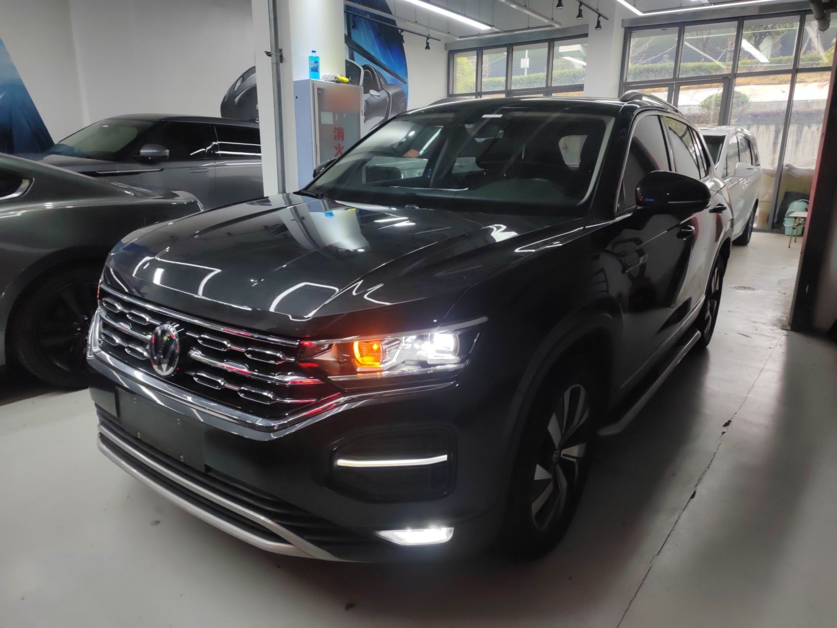 تحت مقدمة السيارة