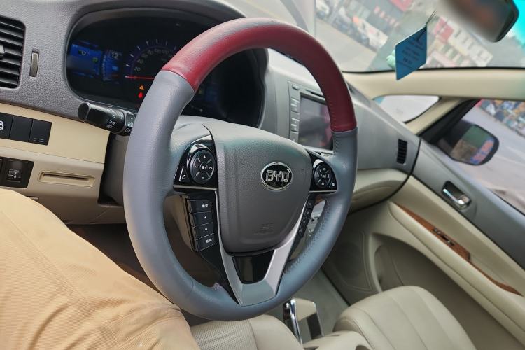 Used BYD M6 2013 2.4L Automatic Luxury Model
