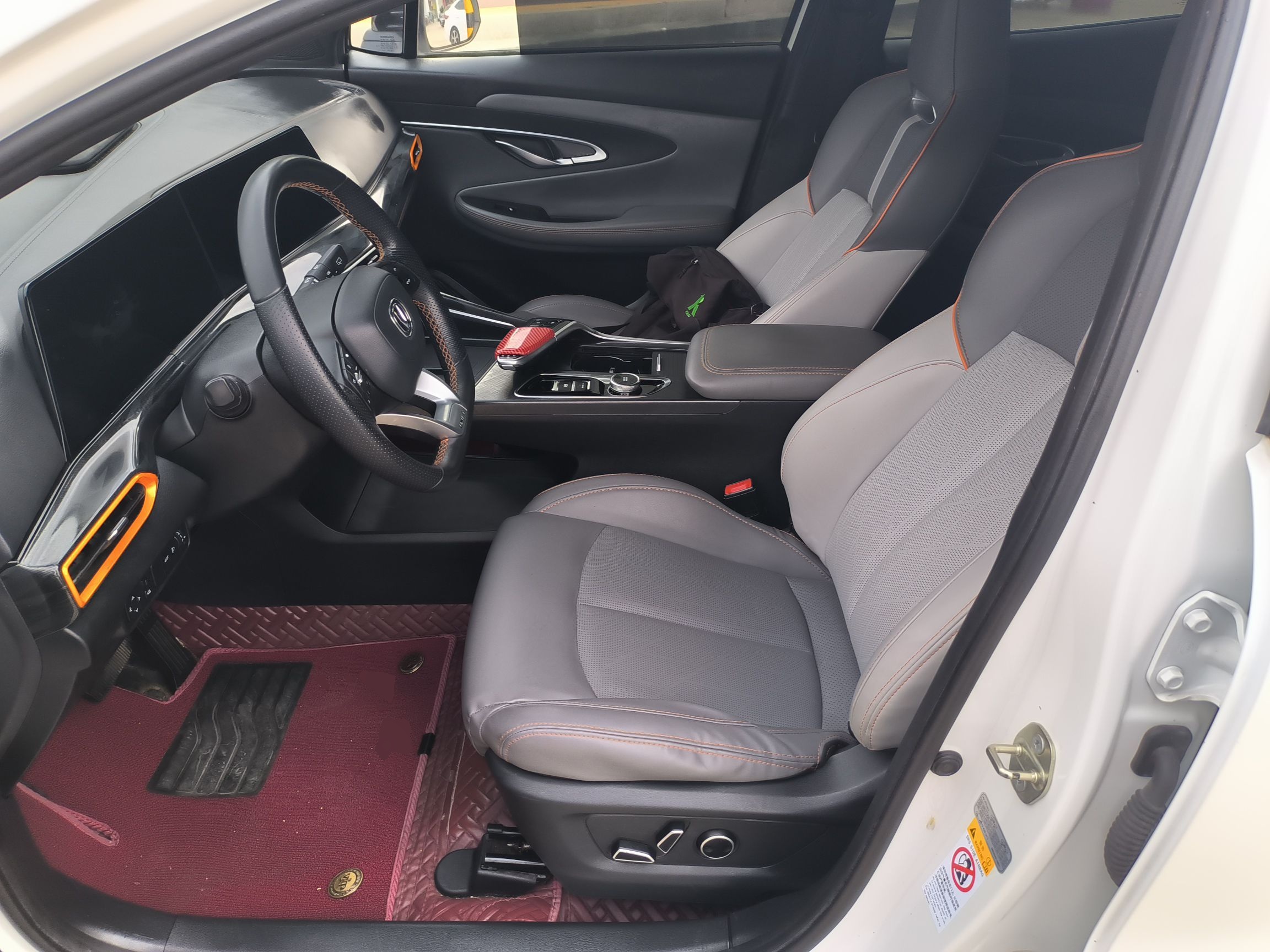 المقاعد الأمامية داخل السيارة