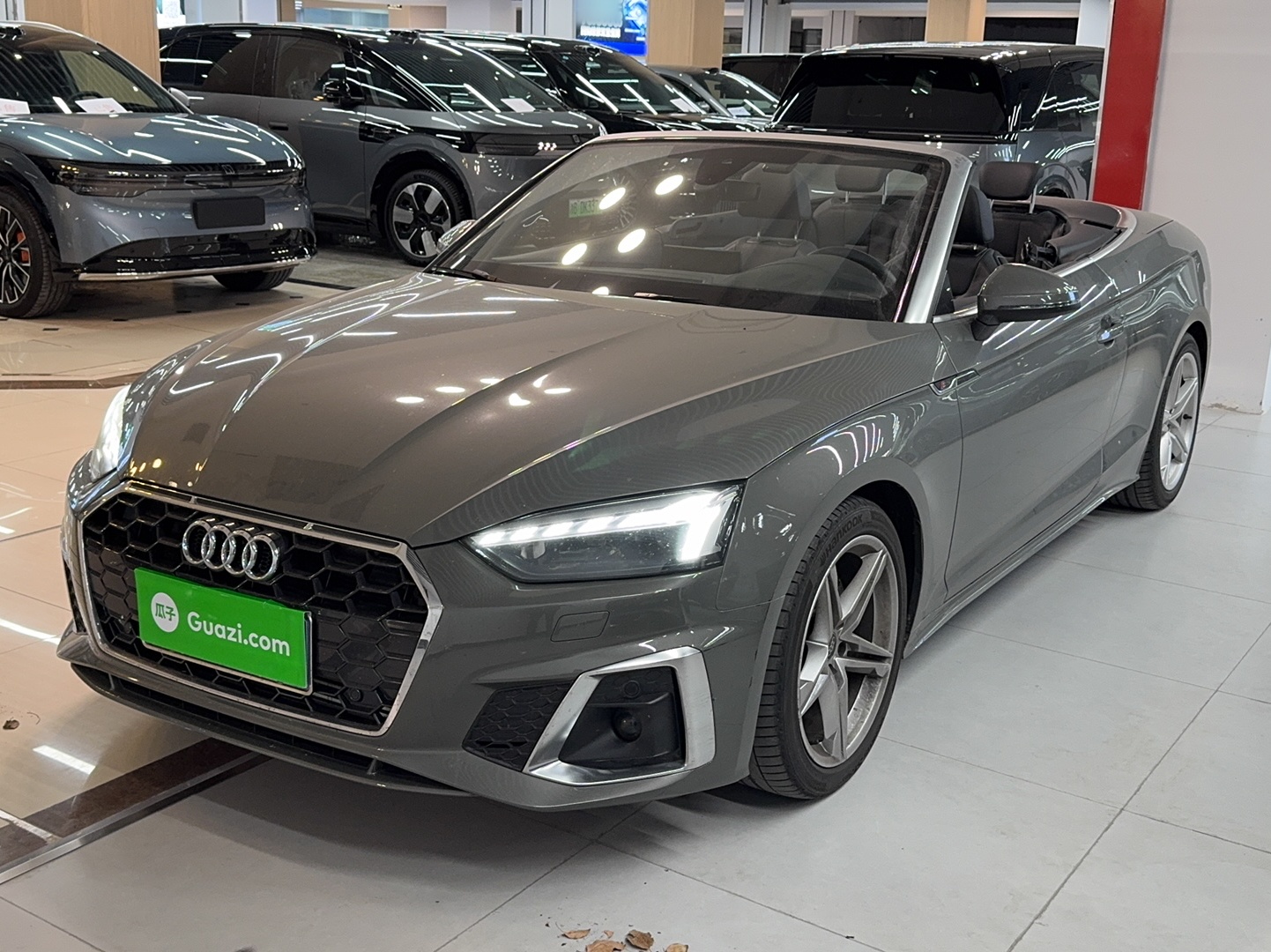 تحت مقدمة السيارة