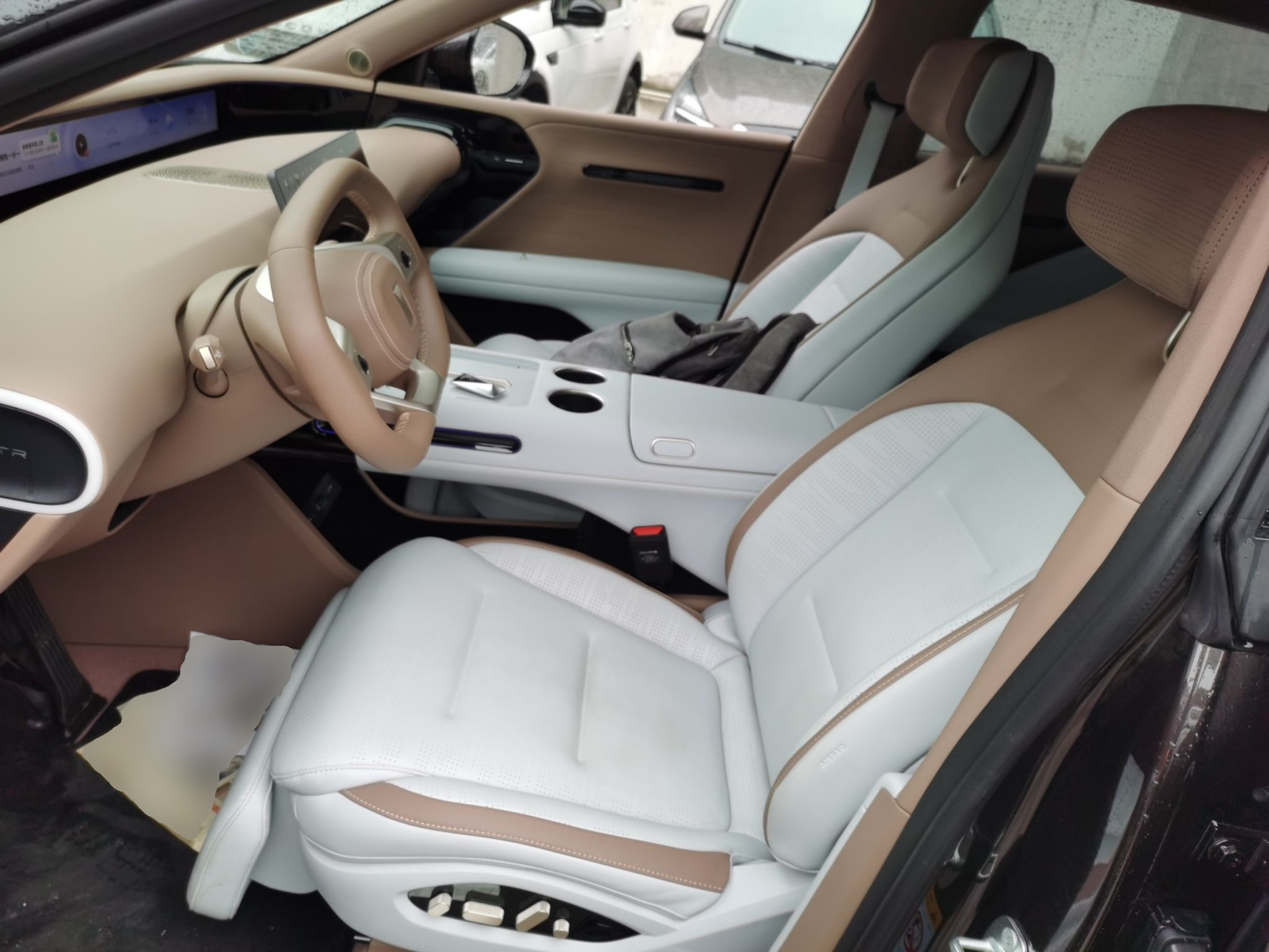 المقاعد الأمامية داخل السيارة