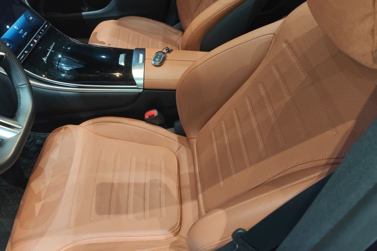 Used Mercedes-Benz GLC 2023 Facelift GLC 260 L 4MATIC Luxury Version 5 Seats