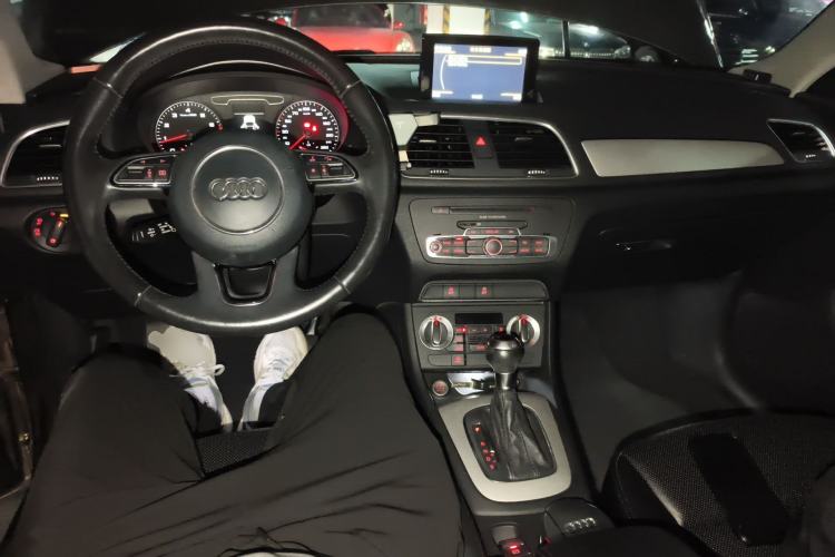 Used Audi Q3 2015 35 TFSI Ambition Edition Center Console