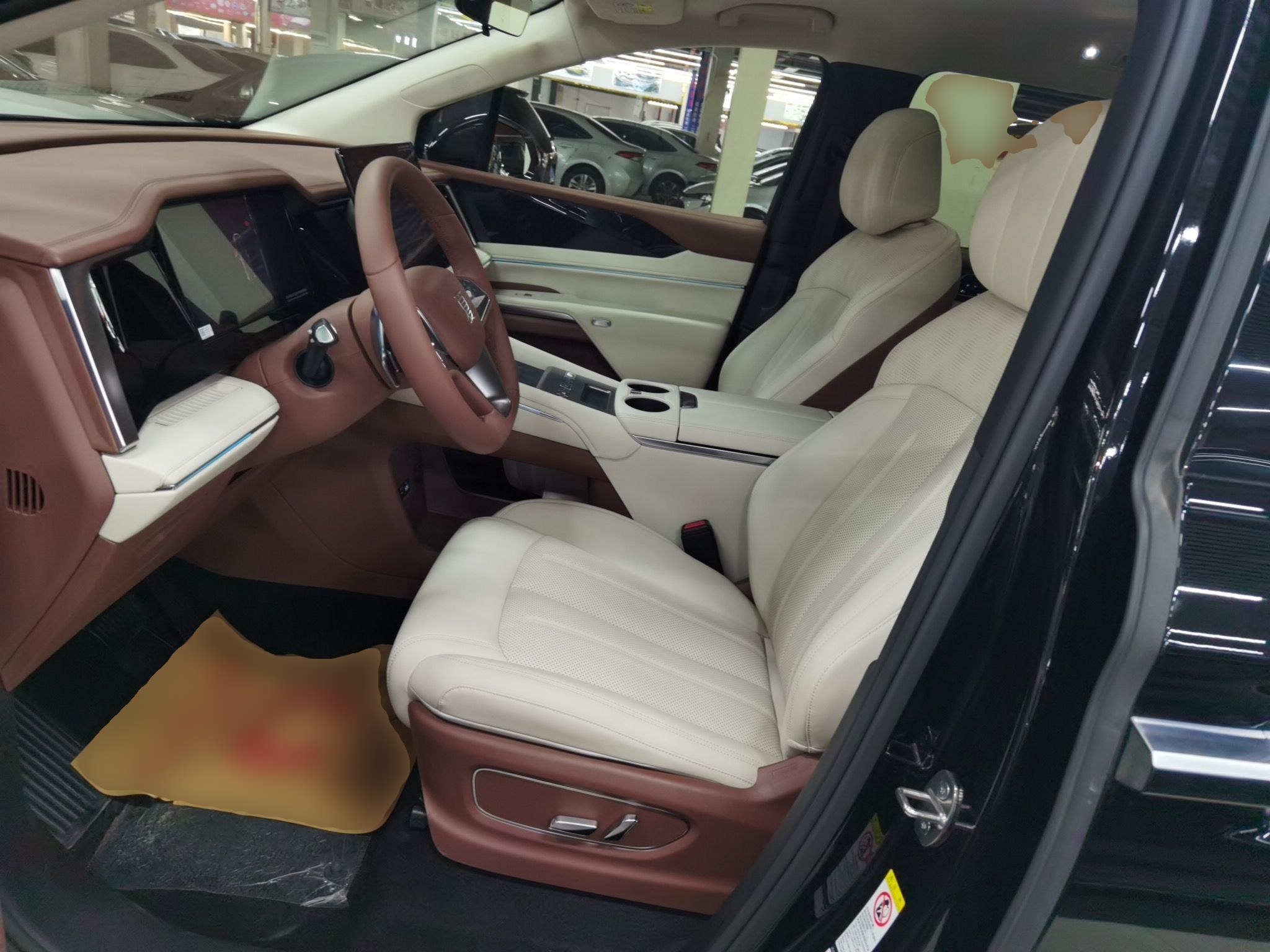 المقاعد الأمامية داخل السيارة