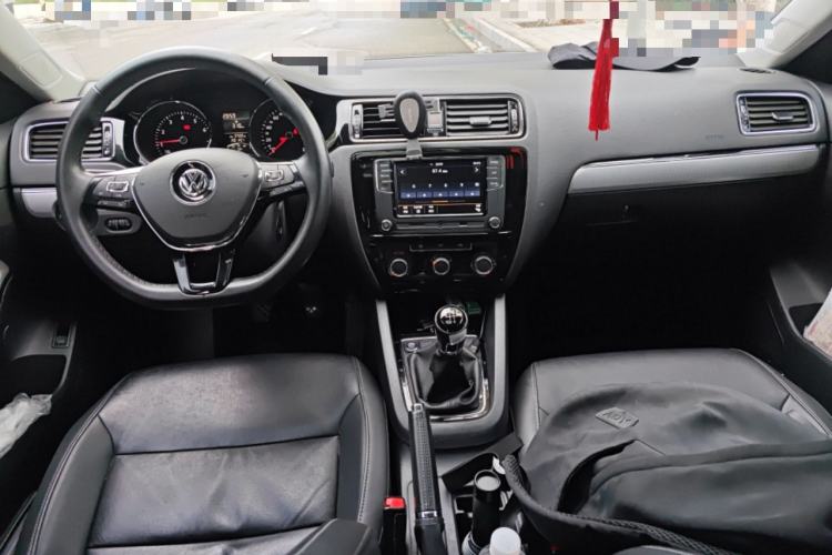 Used Volkswagen Sagitar 2018 1.6L Manual Comfort Model Center Console