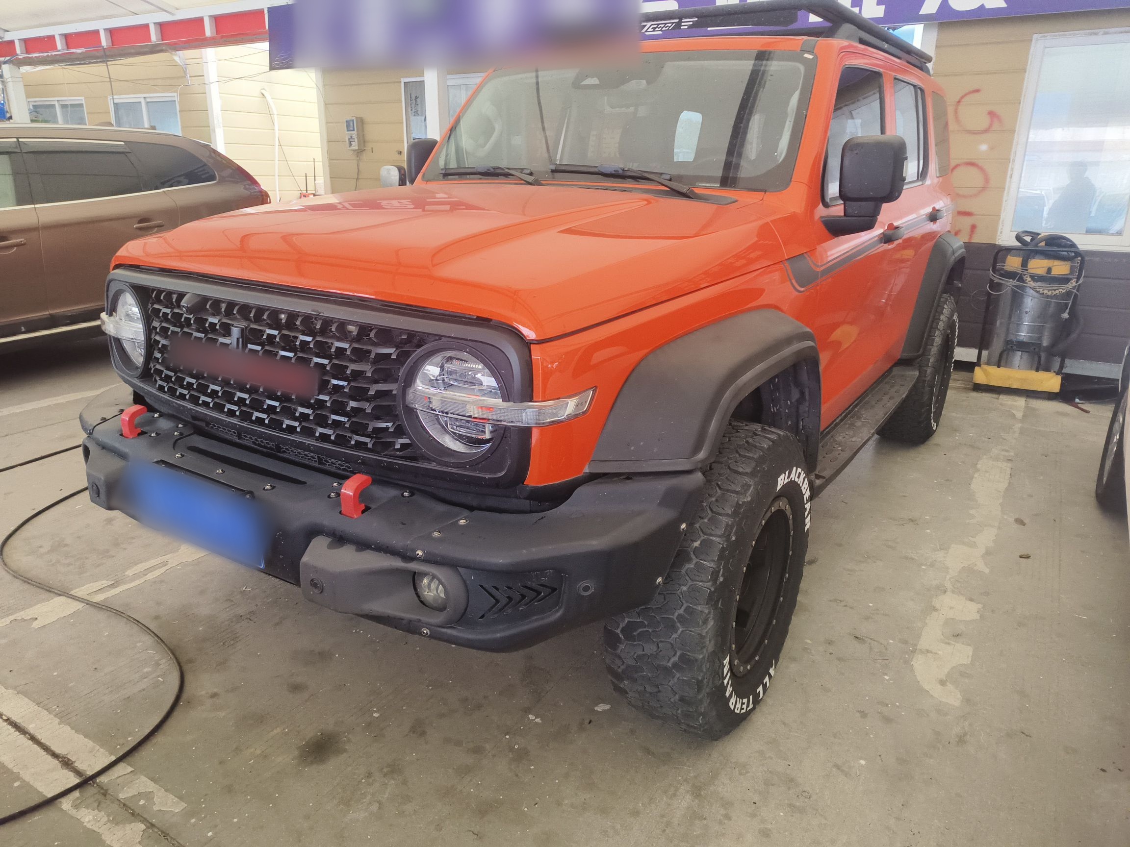 Под передней частью автомобиля