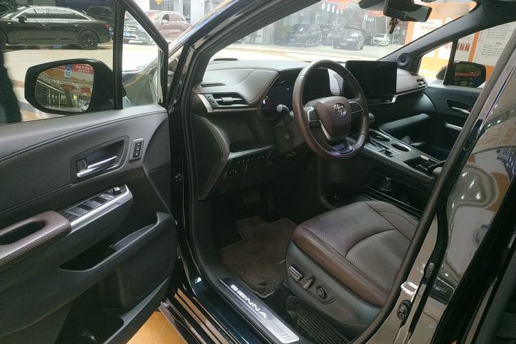Used Toyota Sienna 2023 2.5L Hybrid Platinum Edition

