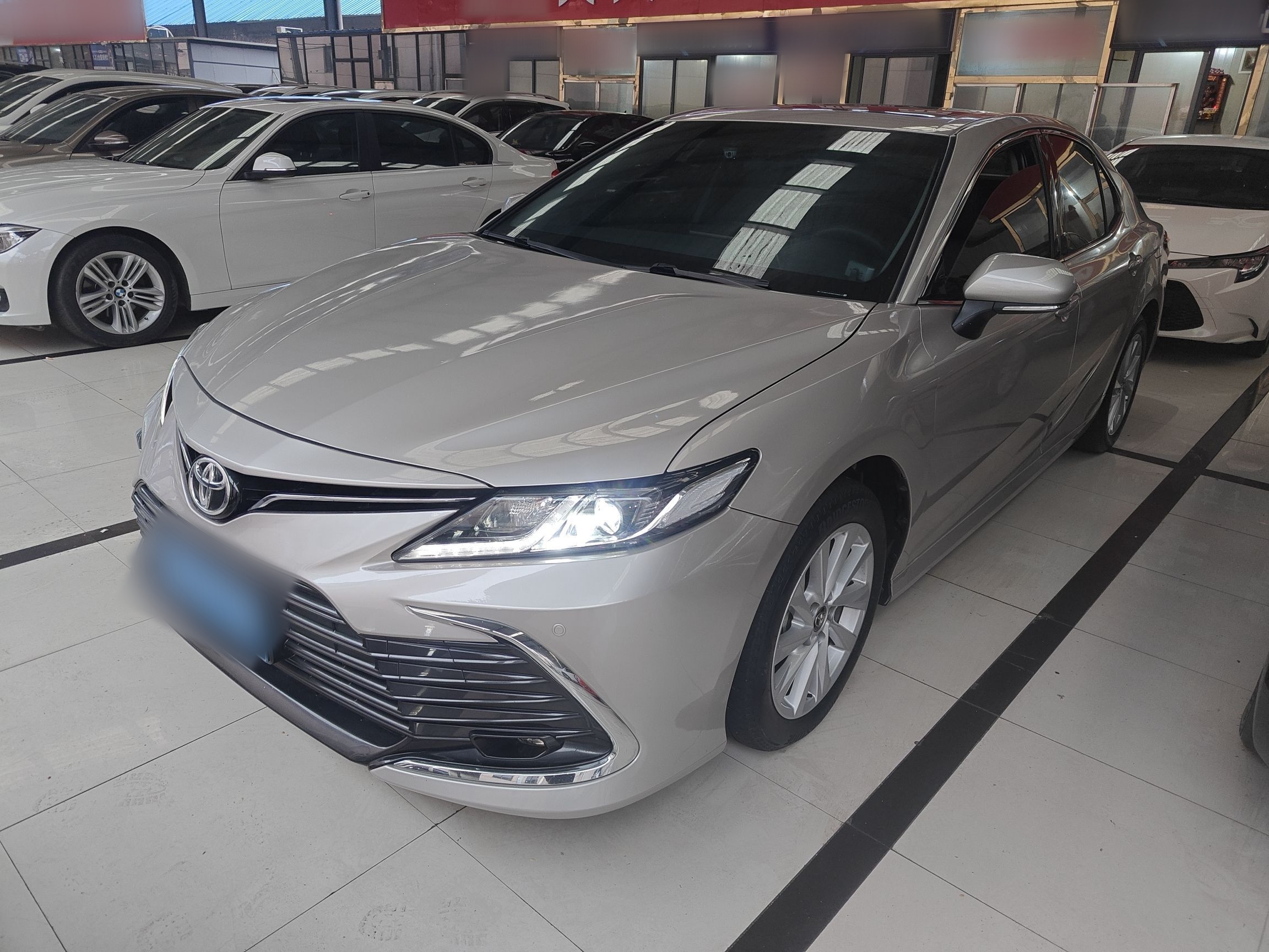 تحت مقدمة السيارة