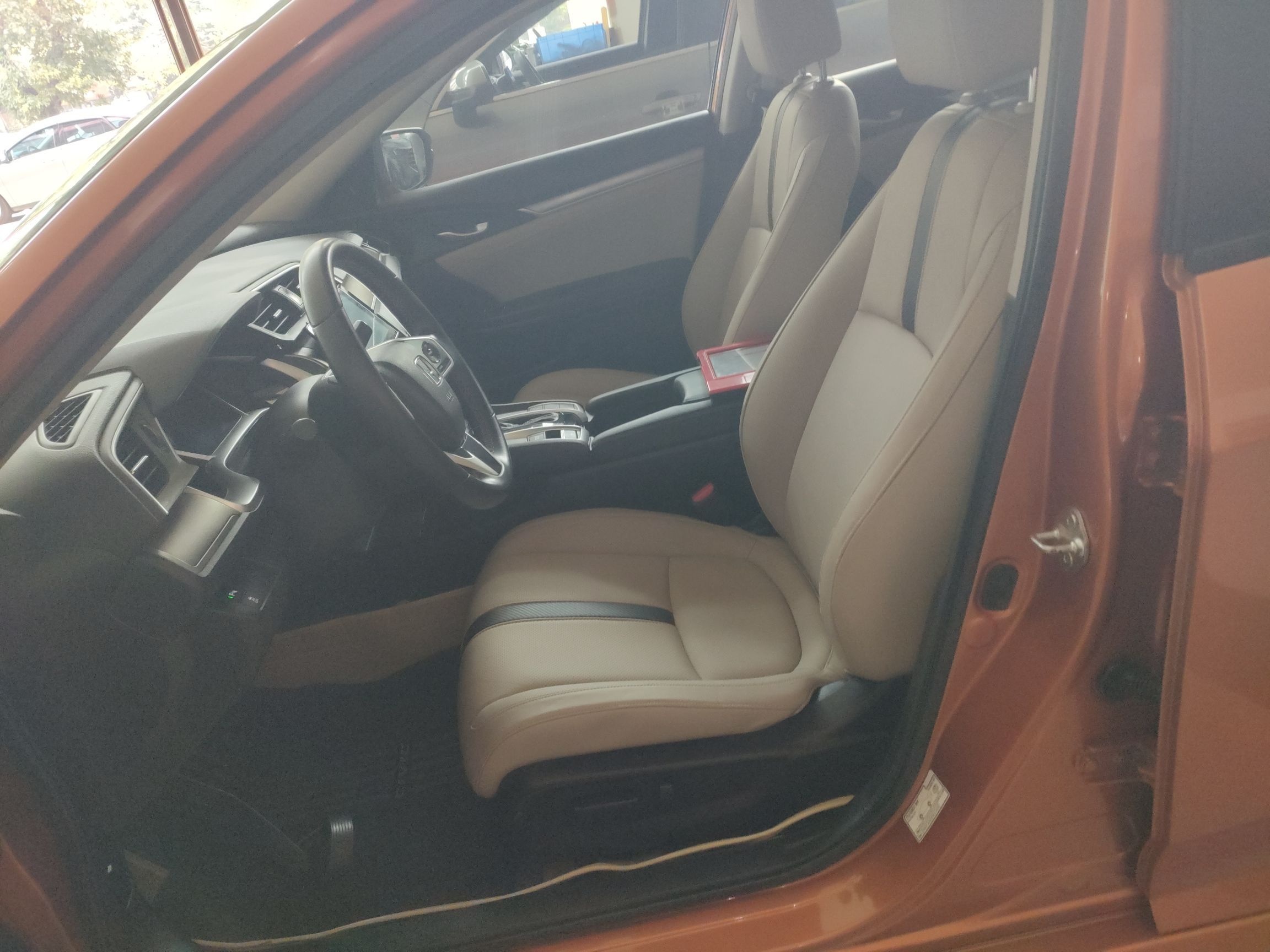 Переднее сиденье в автомобиле