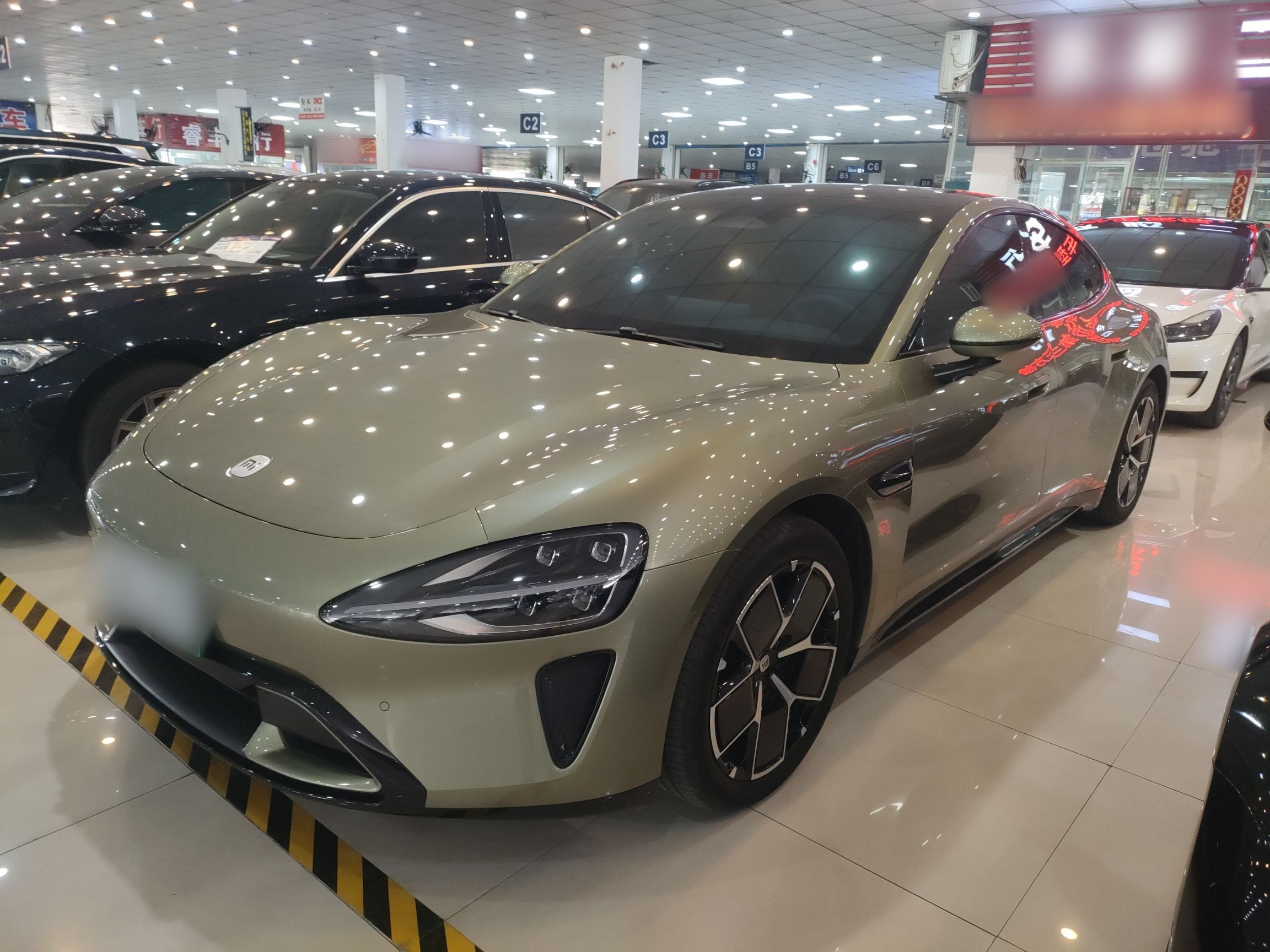 تحت مقدمة السيارة