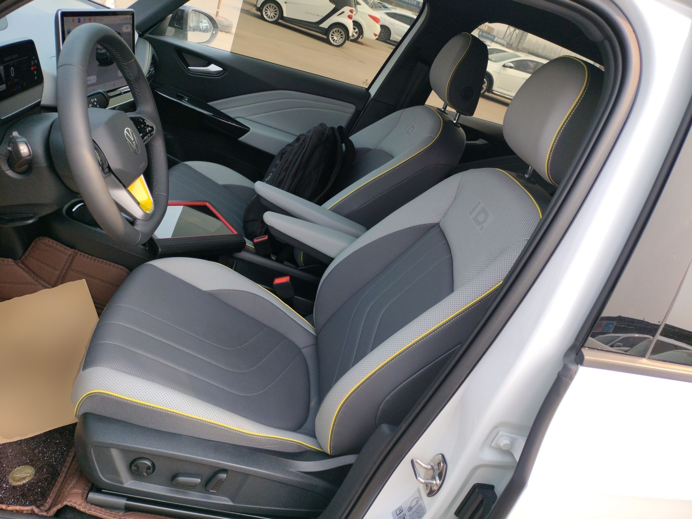 المقاعد الأمامية داخل السيارة