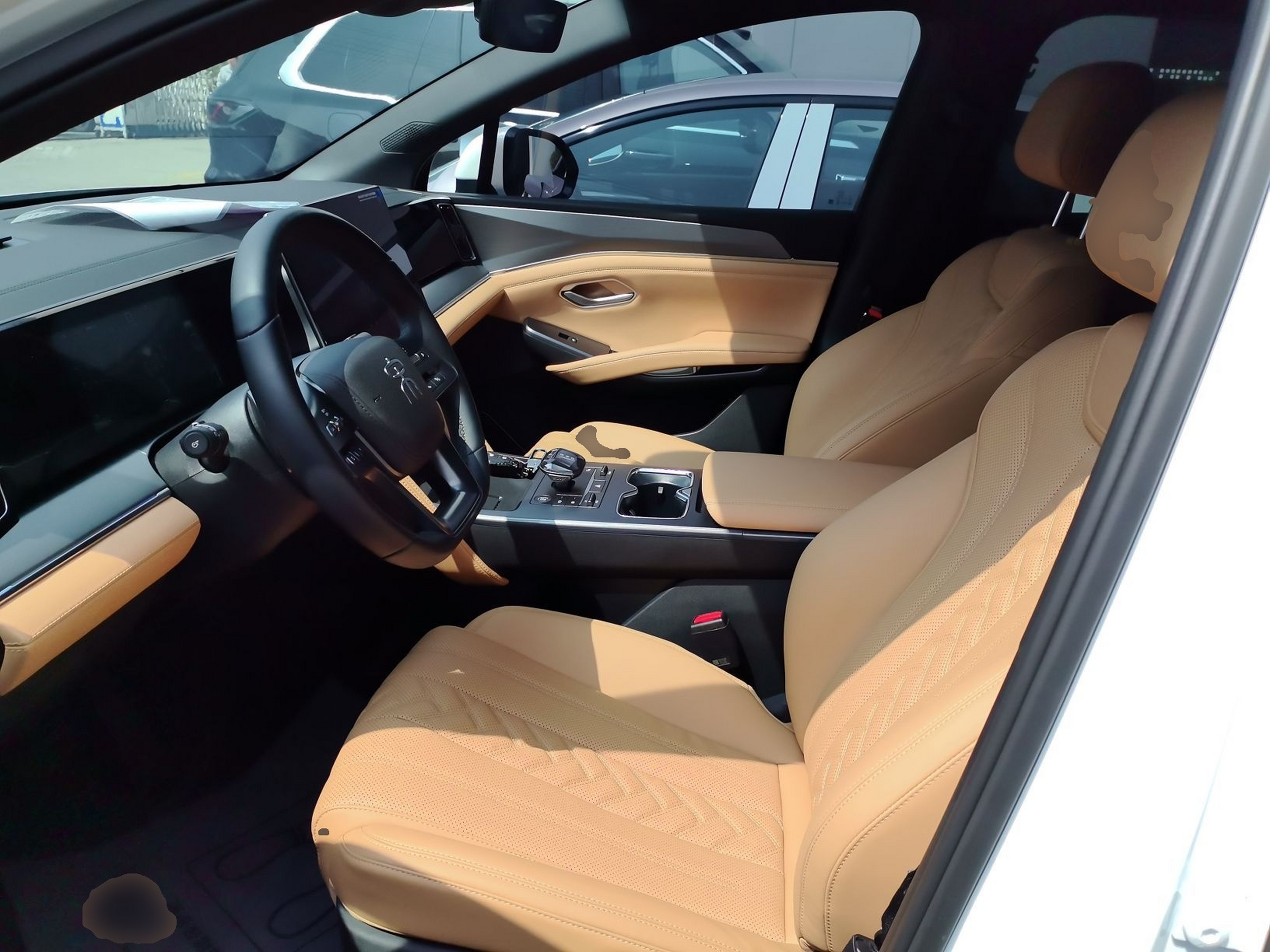 المقاعد الأمامية داخل السيارة