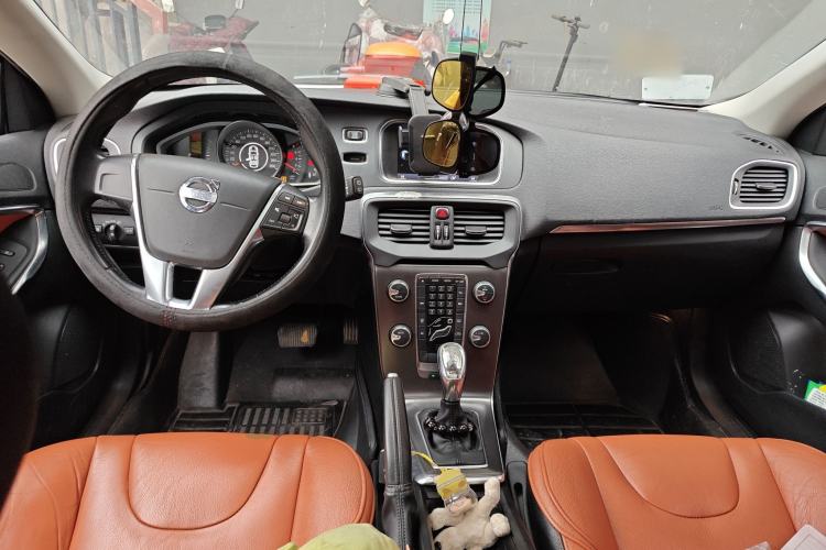 Used Volvo V40 2013 2.0T Zhiyi Edition Center Console