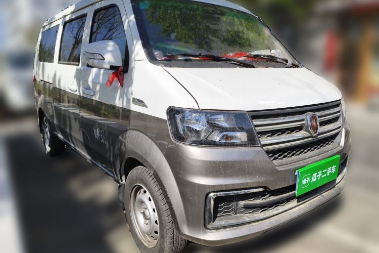 Used Jinbei Hiace X30 2024 1.5L Wealthy-Style Passenger Van 5/6/7 Seater with Front-Mounted Air Conditioning Front Right 45 Deg