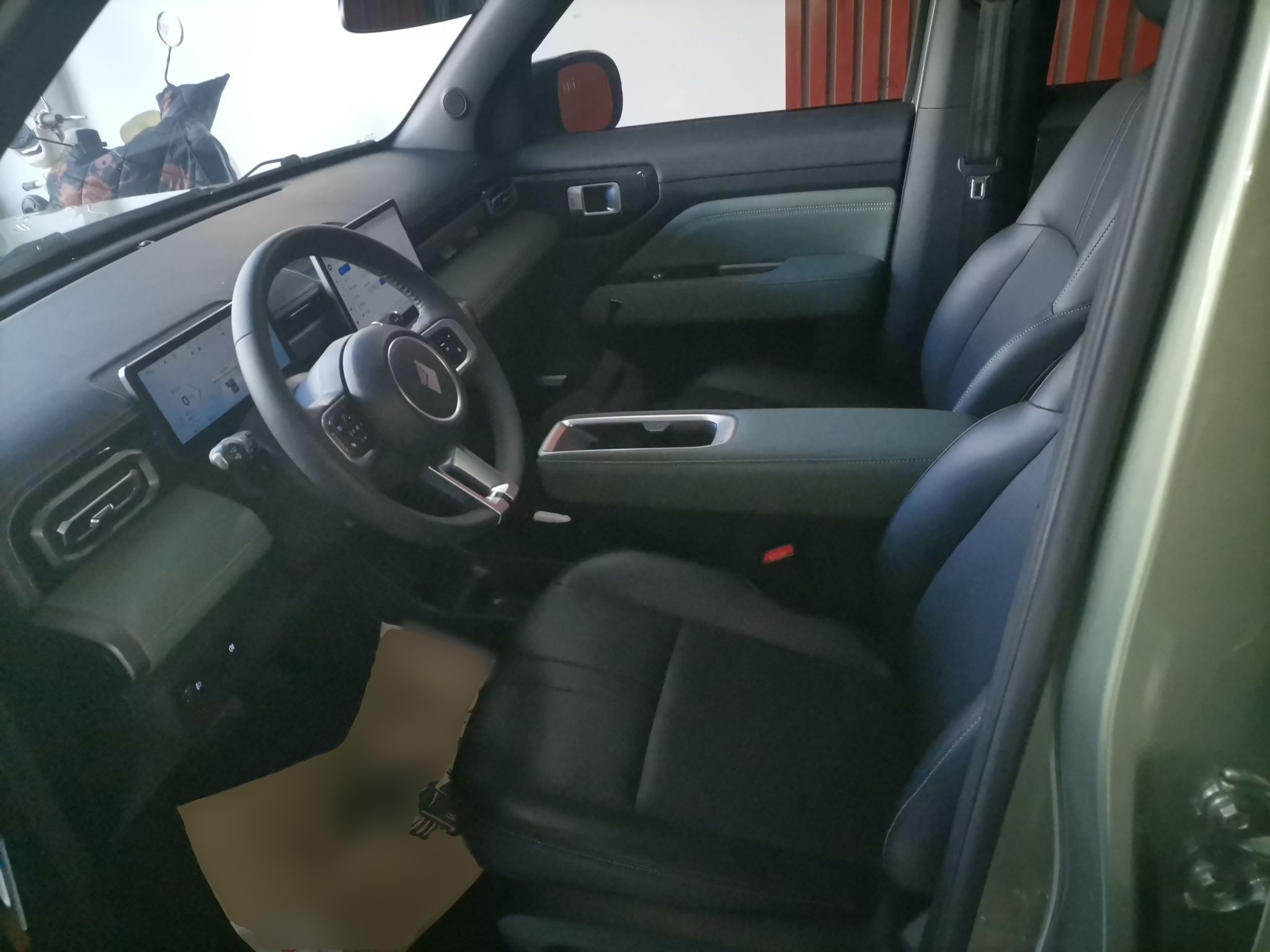 المقاعد الأمامية داخل السيارة