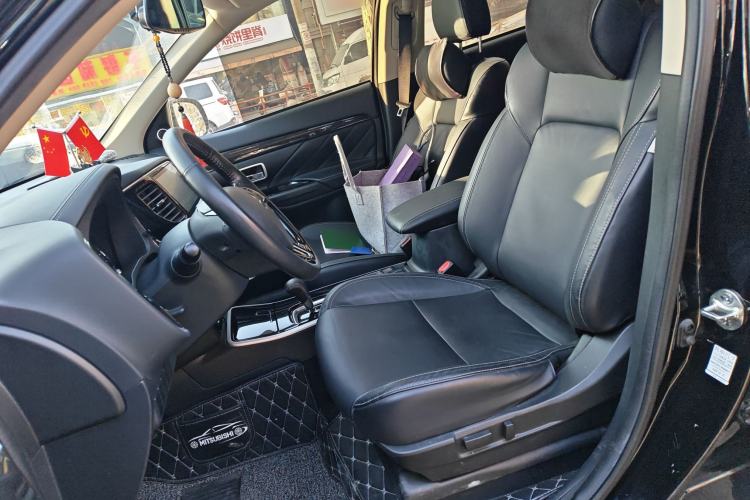 Used Mitsubishi Outlander 2019 2.0L Two-Wheel Drive Comfort Edition 7 Seats China V Emission Standard