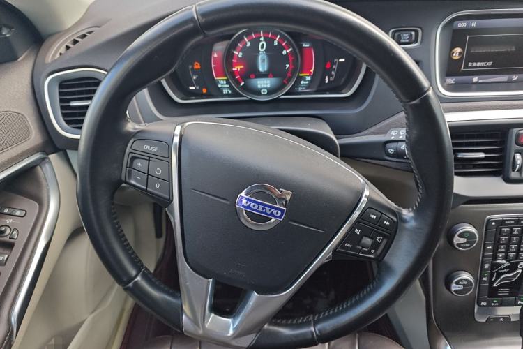 Used Volvo V40 2014 2.0T Zhiya Edition Steering Wheel