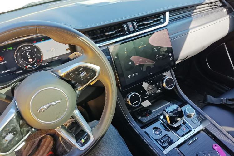 Used Jaguar XFL 2021 XFL 2.0T P250 All-Wheel-Drive Shimmering Black Sport Edition Center Console