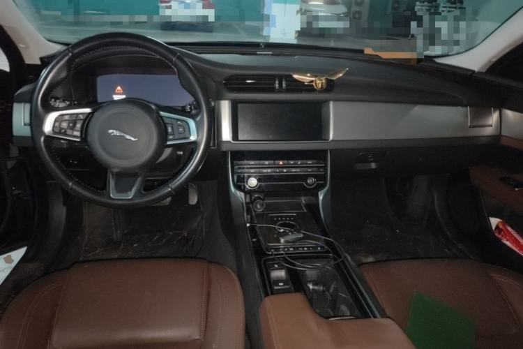 Used Jaguar XFL 2019 XFL 2.0T 250 PS Two-Wheel-Drive Luxury Edition Center Console