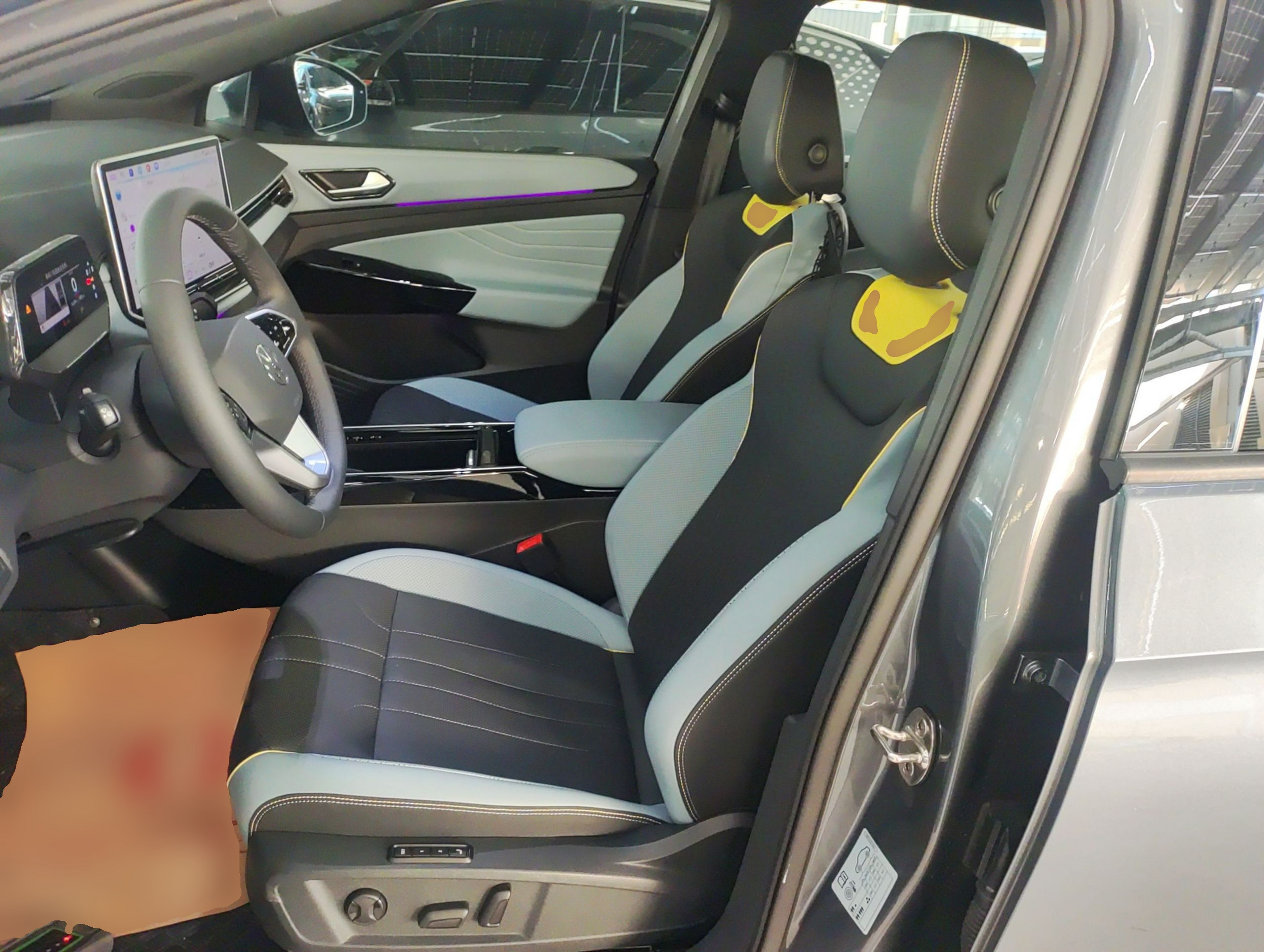 المقاعد الأمامية داخل السيارة