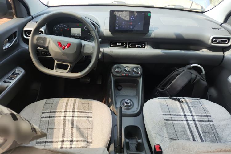 Used Wuling Hongguang New Energy 2025 Extended-Range Hybrid 50KM Comfort Version Center Console