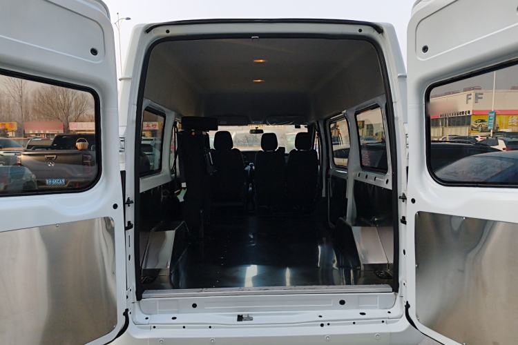 Used JMC Fushun 2025 2.0T 8AT Diesel Short-Wheelbase Mid-Top Commercial Multi-Purpose Passenger Vehicle with 5/6 Seats
