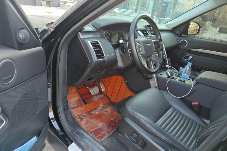 Used Land Rover Discovery 2023 360 PS R-Dynamic S Interior 3