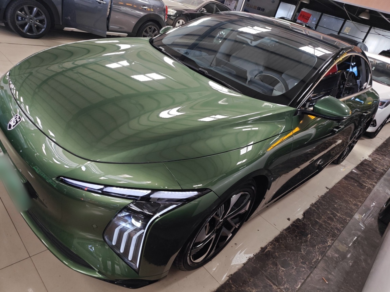 تحت مقدمة السيارة